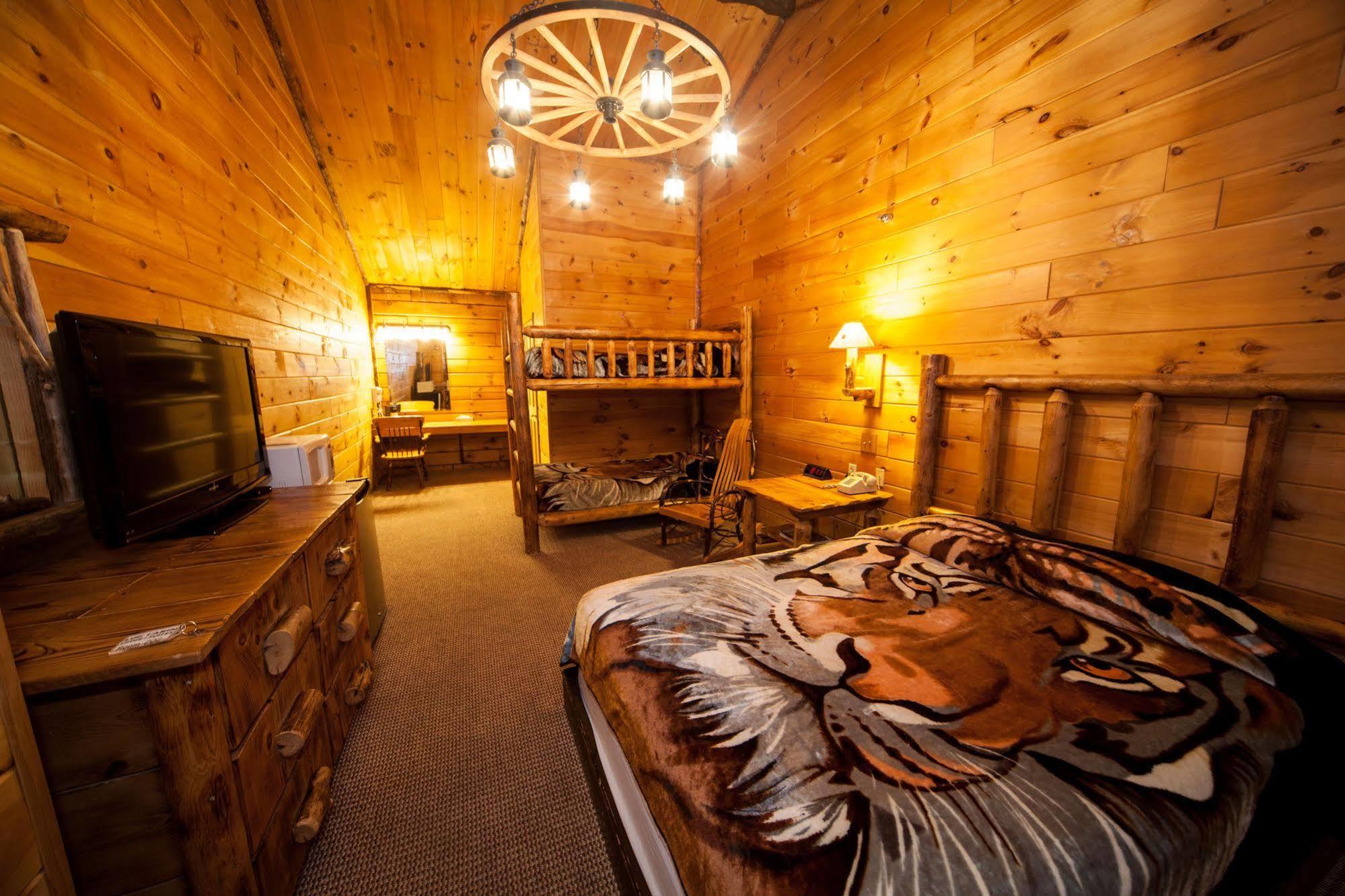 Log Cabin Lodge & Suites Jones Mills ภายนอก รูปภาพ