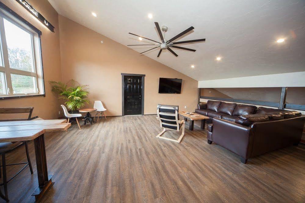 Log Cabin Lodge & Suites Jones Mills ภายนอก รูปภาพ